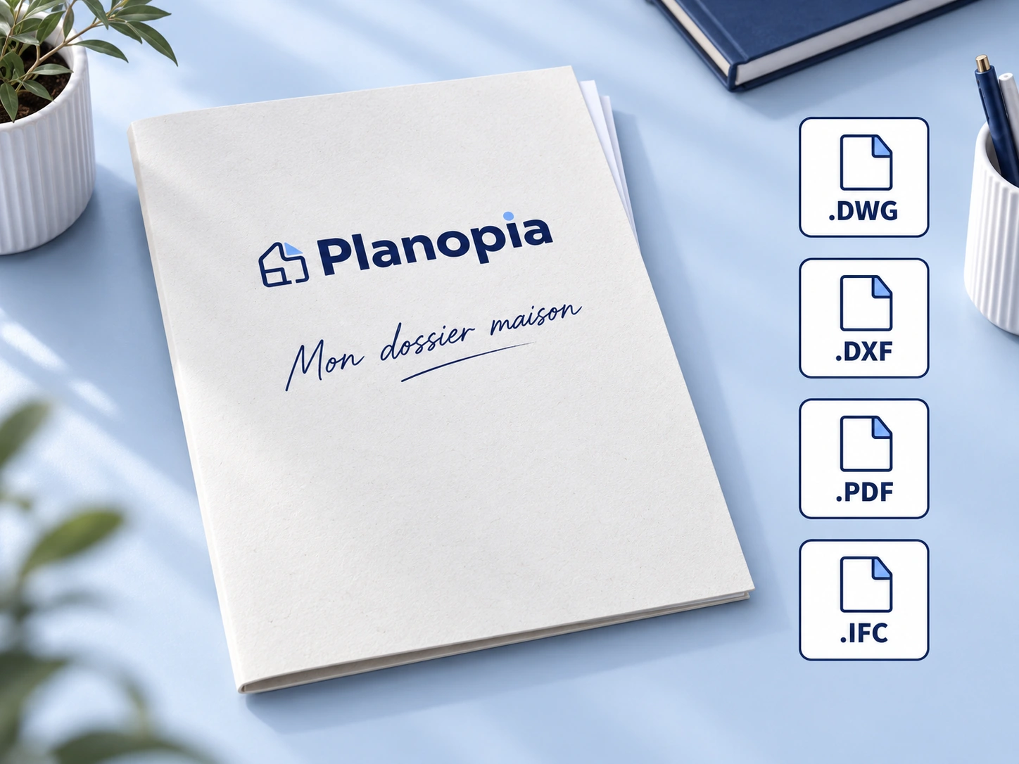 Chemise de documents blanche texturée sur un bureau bleu pâle, logo Planopia et titre manuscrit Mon dossier maison, quelques bords de feuilles dépassant légèrement ; cartes .DWG, .DXF, .PDF et .IFC à droite.